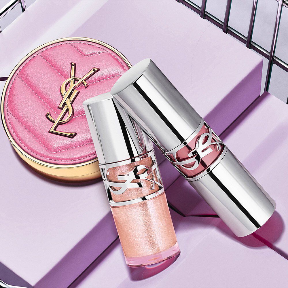 YSL LOVESHINE Lippenole und Make Me Blush Compact auf lavendelfarbenem Hintergrund.