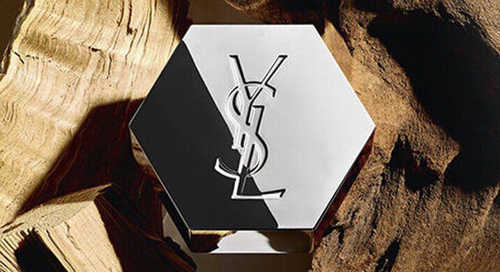 Sechseckiger YSL-Parfumflakon auf Holz.