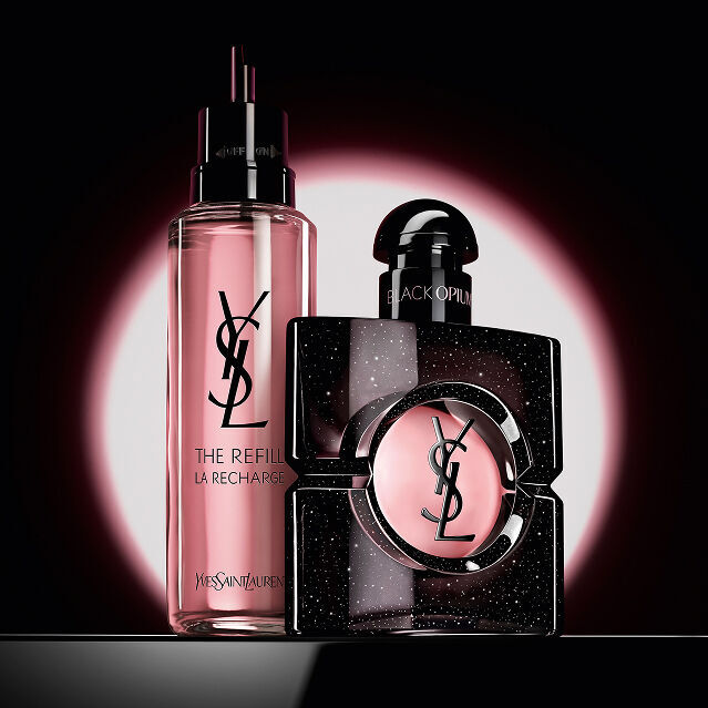 Black Opium Eau de Parfum Flakon neben seiner 100-ml-Glas-Nachfullflasche mit dem YSL-Logo.