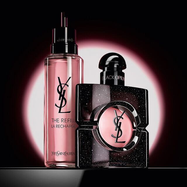 Black Opium Eau de Parfum Flakon neben seiner 100-ml-Glas-Nachfullflasche mit dem YSL-Logo.