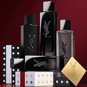 Yves Saint Laurent Weihnachtskollektion-Geschenksets und Luxus-Beautyprodukte vor festlich rotem Hintergrund.
