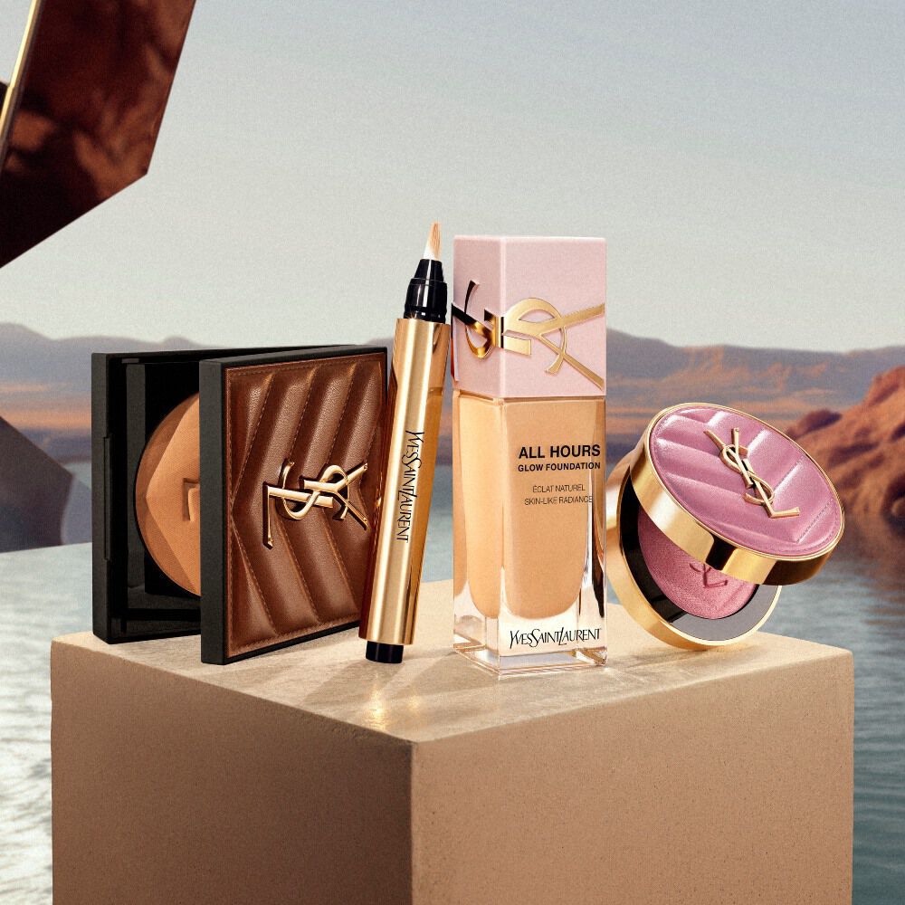 YSL-Make-up-Essentials auf einem Podest in einer von der Wuste inspirierten Kulisse.