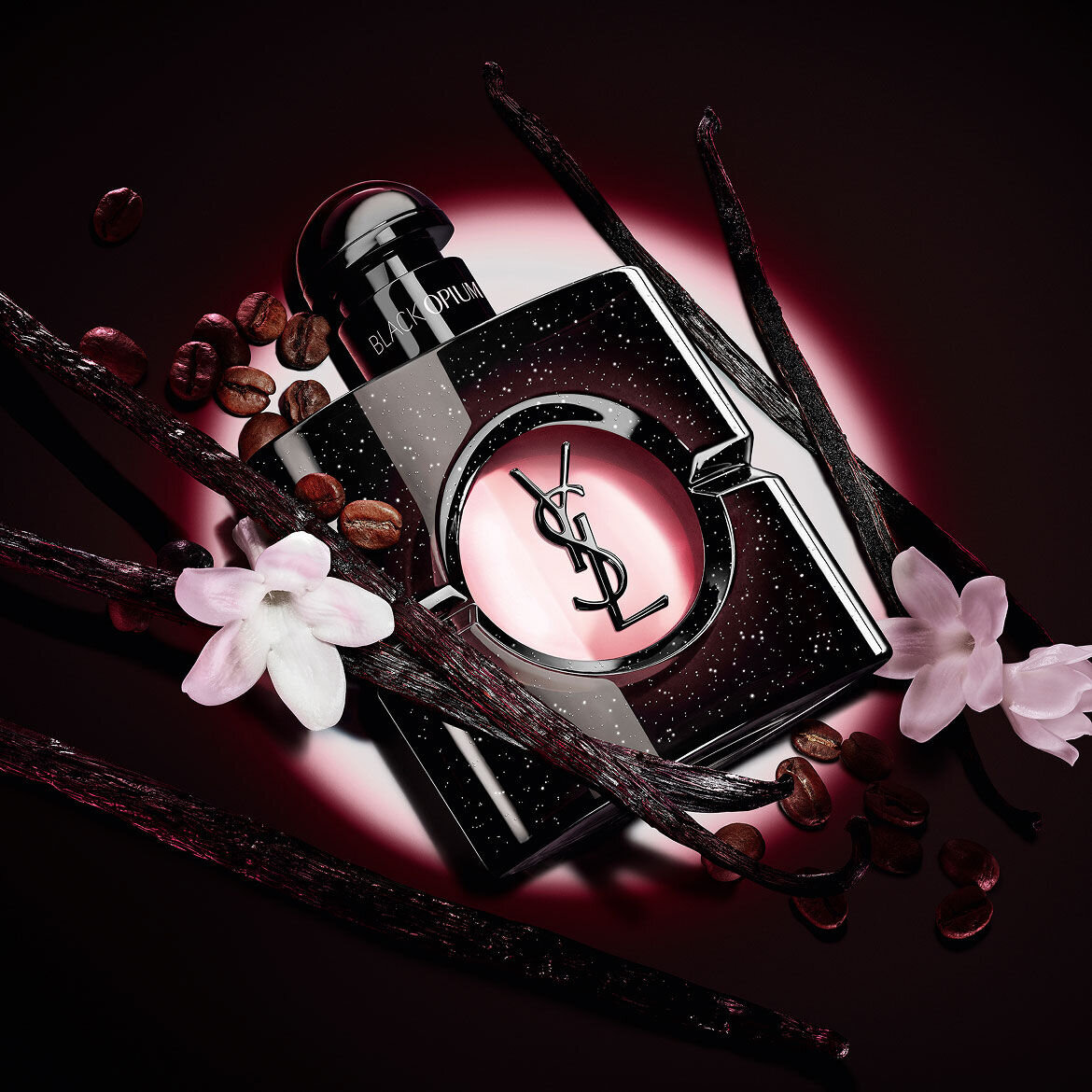 Black Opium Eau de Parfum Flakon mit weißen Jasminbluten, Vanilleschoten und gerosteten Kaffeebohnen.