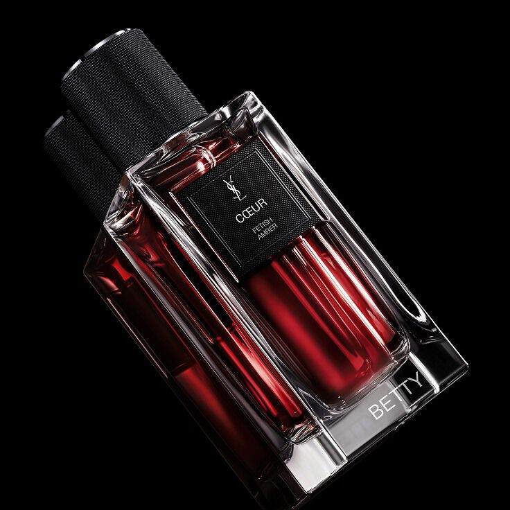 Nahaufnahme des COEUR Flakons, die den YSL Gravur- und Personalisierungsservice zeigt.