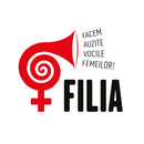 „FILIA FACEM AUZITE VOCILE FEMEILOR!“-Logo mit einem stilisierten roten weiblichen Symbol und einem Megafon, in einem weißen Kreis.