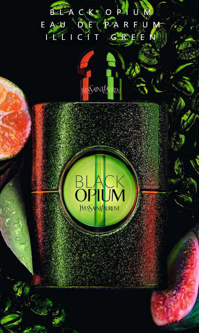 Ein Flakon des Parfums "Black Opium" von Yves Saint Laurent, umgeben von Kaffeebohnen und frischen Fruchten wie Mandarinen und Feigen, vor einem dunklen Hintergrund.