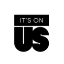Schwarzes „IT'S ON US“-Logo mit „IT'S ON“ in einem Rechteck und „US“ in großen Buchstaben darunter, alles in einem weißen Kreis.