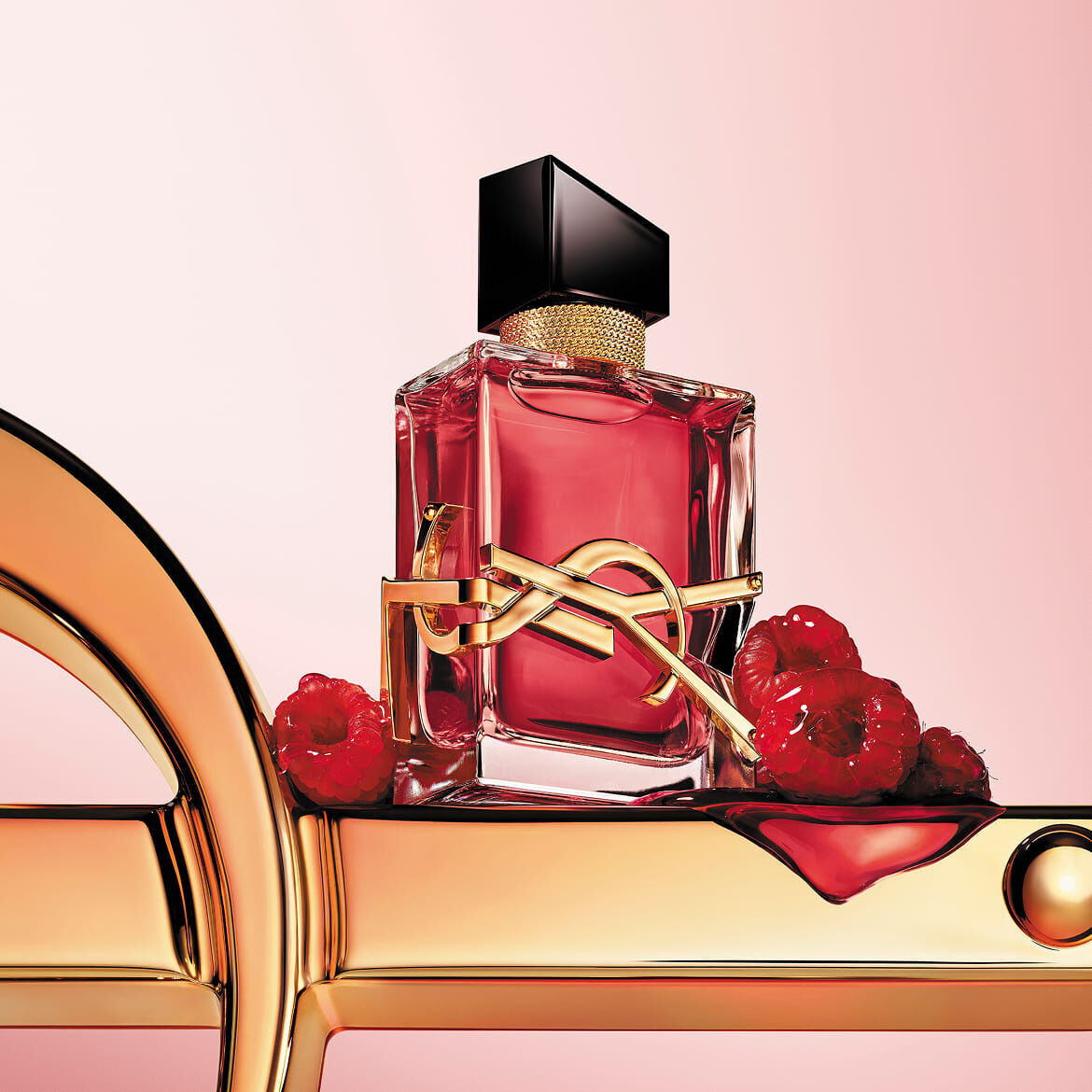 Der scharlachrote YSL LIBRE Berry Crush Flakon, mit seiner lebendigen Essenz, ruht auf einem majestatischen goldenen Logo, umgeben von saftigen Himbeeren, versprechend eine kuhne und unwiderstehliche Signatur.​