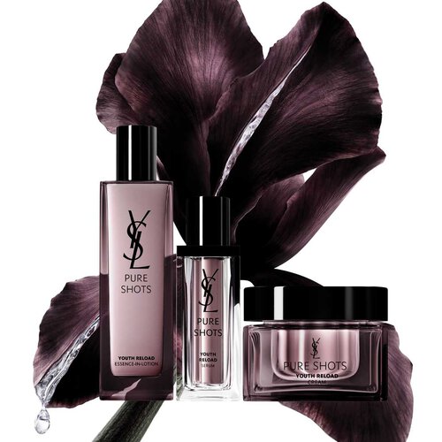 YSL Pure Shots Hautpflegeprodukte vor einem dunklen Blumenhintergrund.
