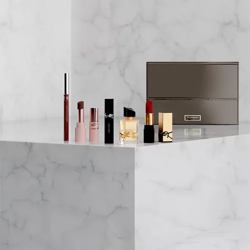 YSL Beauty-Set mit Miniprodukten und Kosmetiktasche.