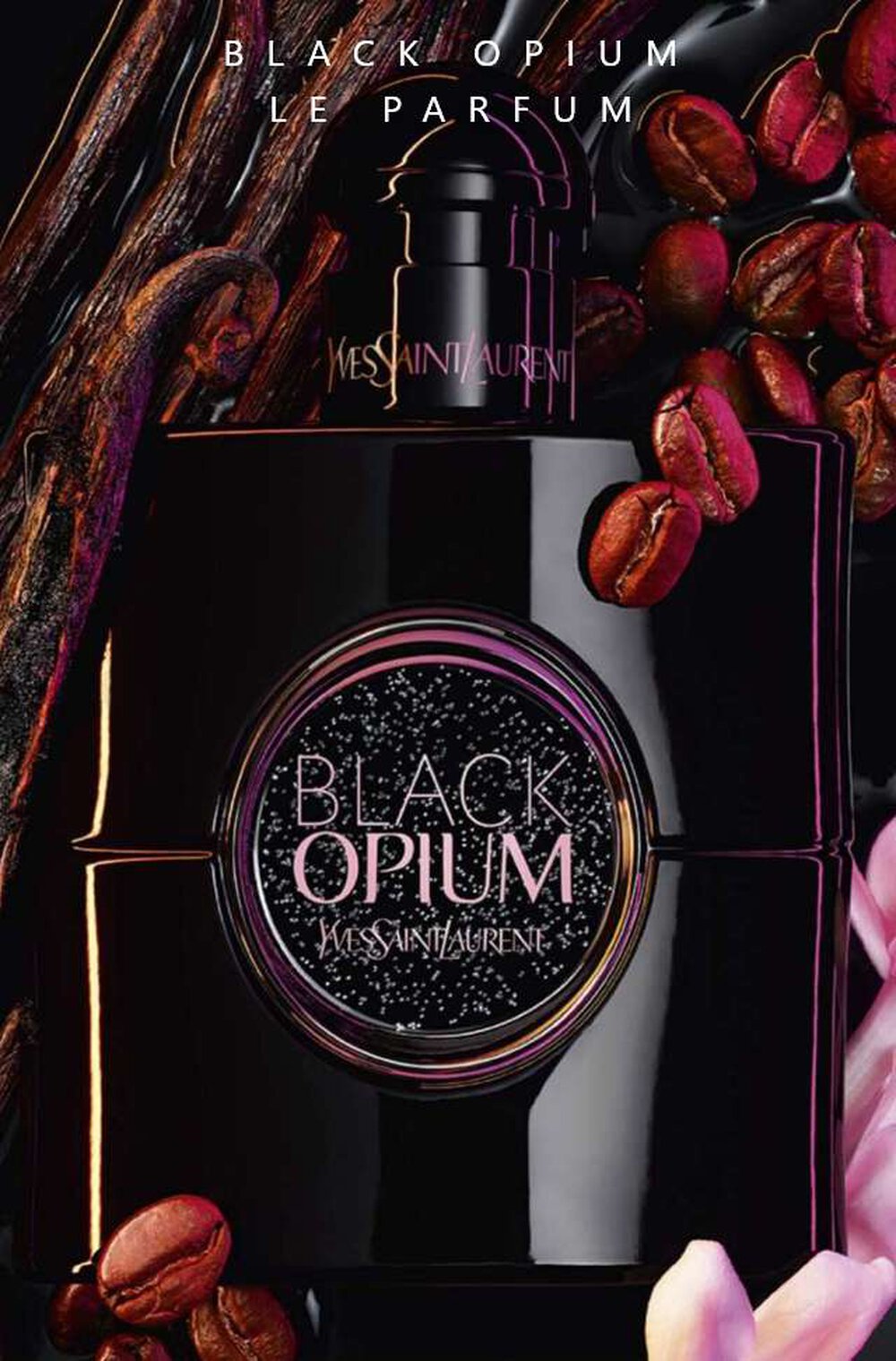 Ein schwarzer Parfummantel mit dem Namen "Black Opium" von Yves Saint Laurent, umgeben von Kaffeebohnens, Vanilleschoten und pinken Blumen.