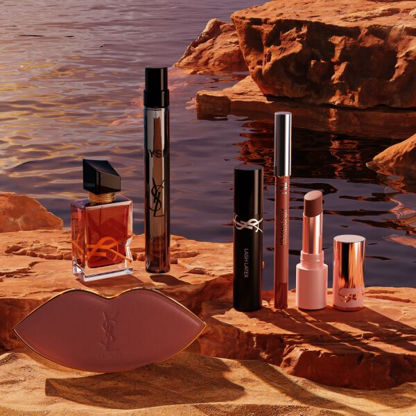 YSL-Make-up, Parfums und weiße Tasche in einer sonnigen Wuste.