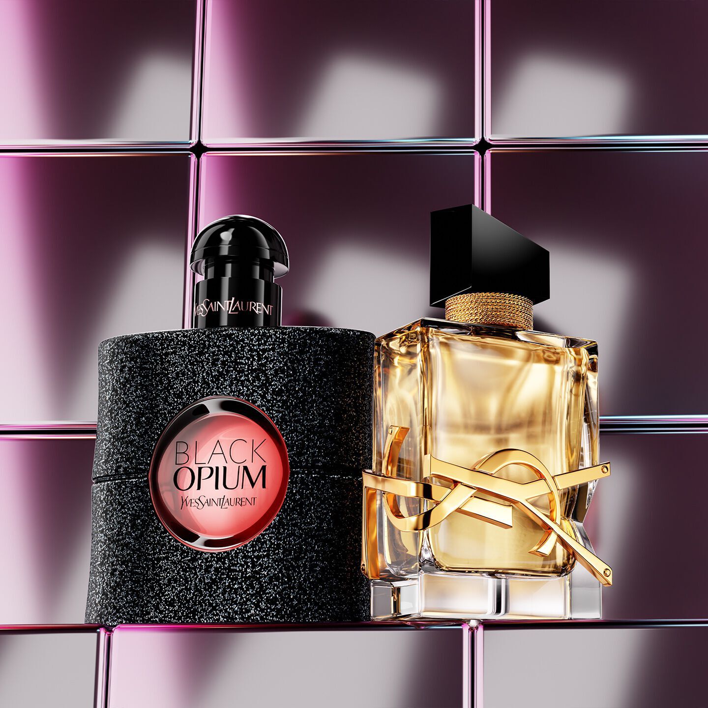 YSL-Duftflakons auf einem Podest vor einer Wustenlandschaft.