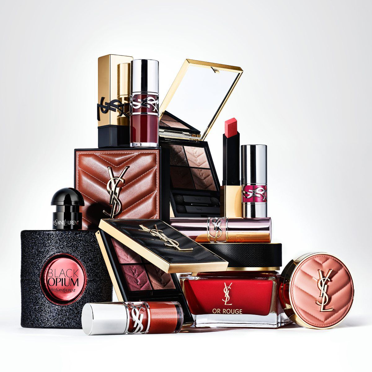 Ein Yves Saint Laurent Libre Parfumflakon und seine Nachfullung stehen auf einer Marmoroberflache vor einem marmorierten Hintergrund.