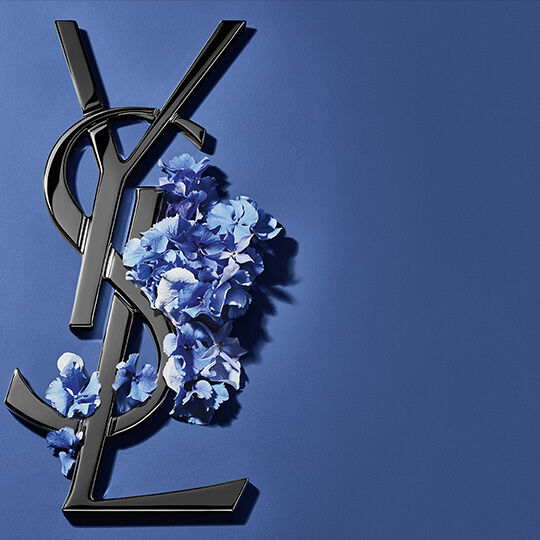 Schwarzes YSL-Logo mit blauen Blumen auf blauem Grund