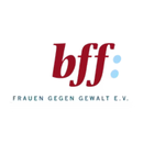 „bff: FRAUEN GEGEN GEWALT E.V.“-Logo in bordeauxfarbenen Buchstaben und zwei blauen Punkten, in einem weißen Kreis.