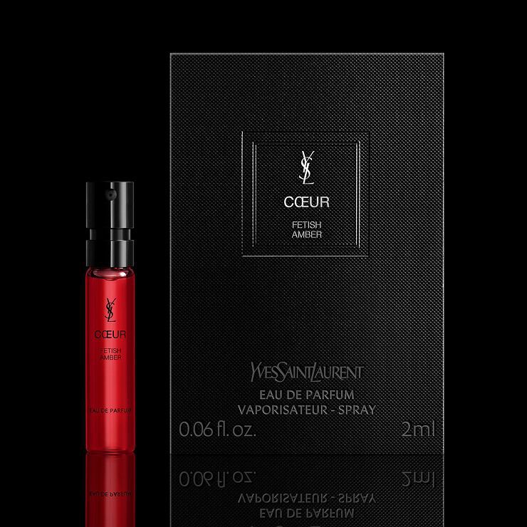 COEUR Eau de Parfum-Probe neben der schwarzen Verpackung in Originalgroße fur den YSL Testservice platziert.