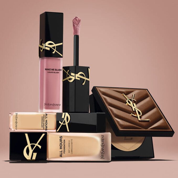 YSL-Beauty-Produkte mit Rouge, Foundation und Kompaktpuder vor nudefarbenem Hintergrund.