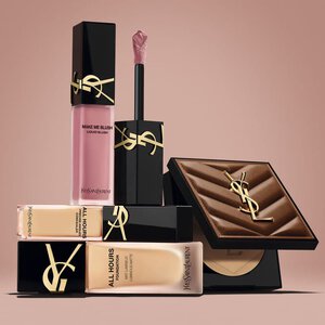 YSL-Beauty-Produkte mit Rouge, Foundation und Kompaktpuder vor nudefarbenem Hintergrund.