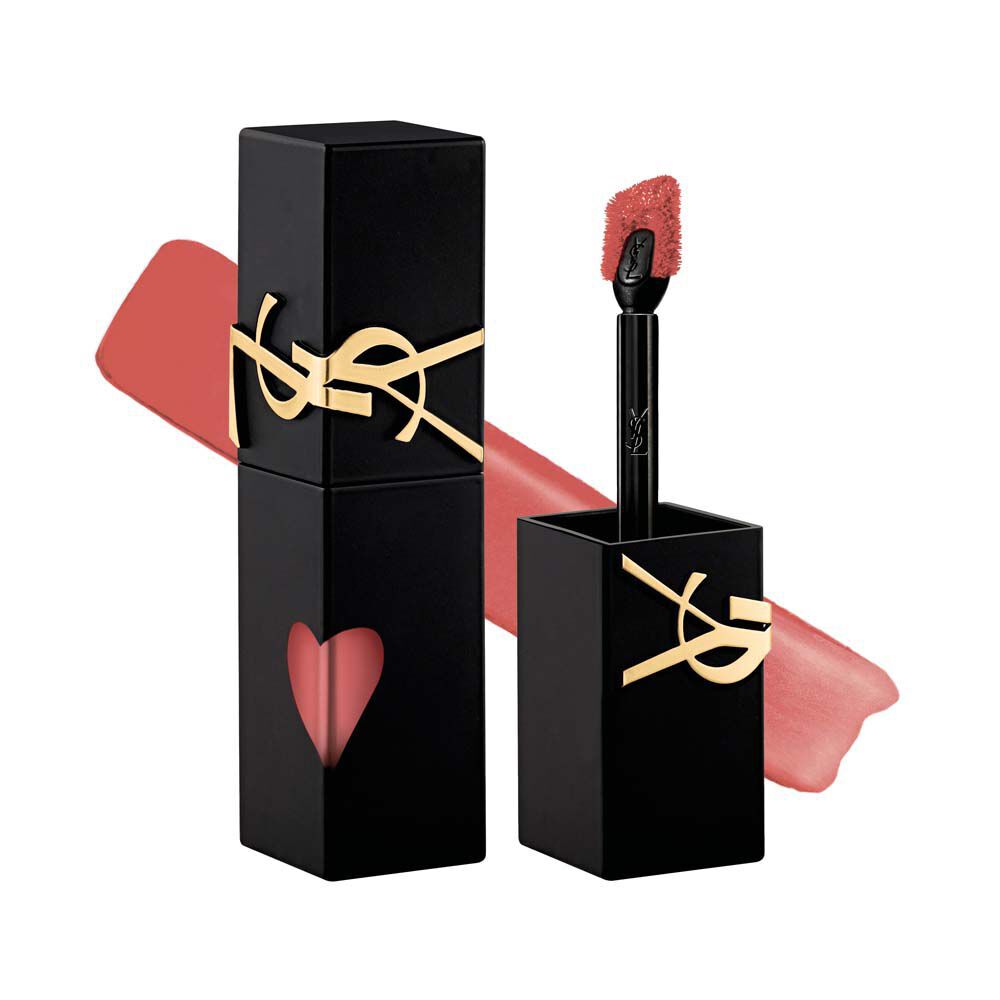 Matte-schwarzes YSL-Lippenstain-Flaschchen neben seinem abgeschraubten Verschluss und Applikatorpinsel, prasentiert vor einem weich-matten Flussigkeitstextur-Swatch.