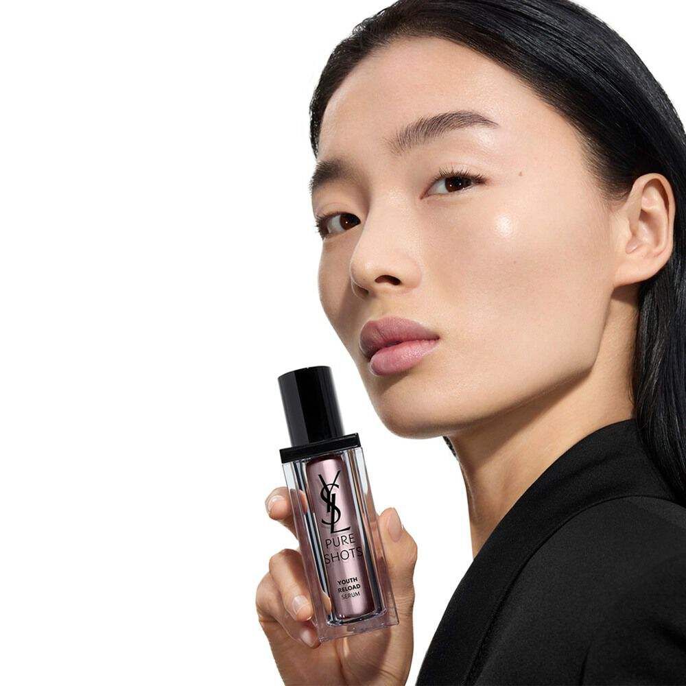 Wen, YSL Beauty Model, halt die Pure Shots Youth Reload Cream und hebt Haut-optimierende Eigenschaften hervor.