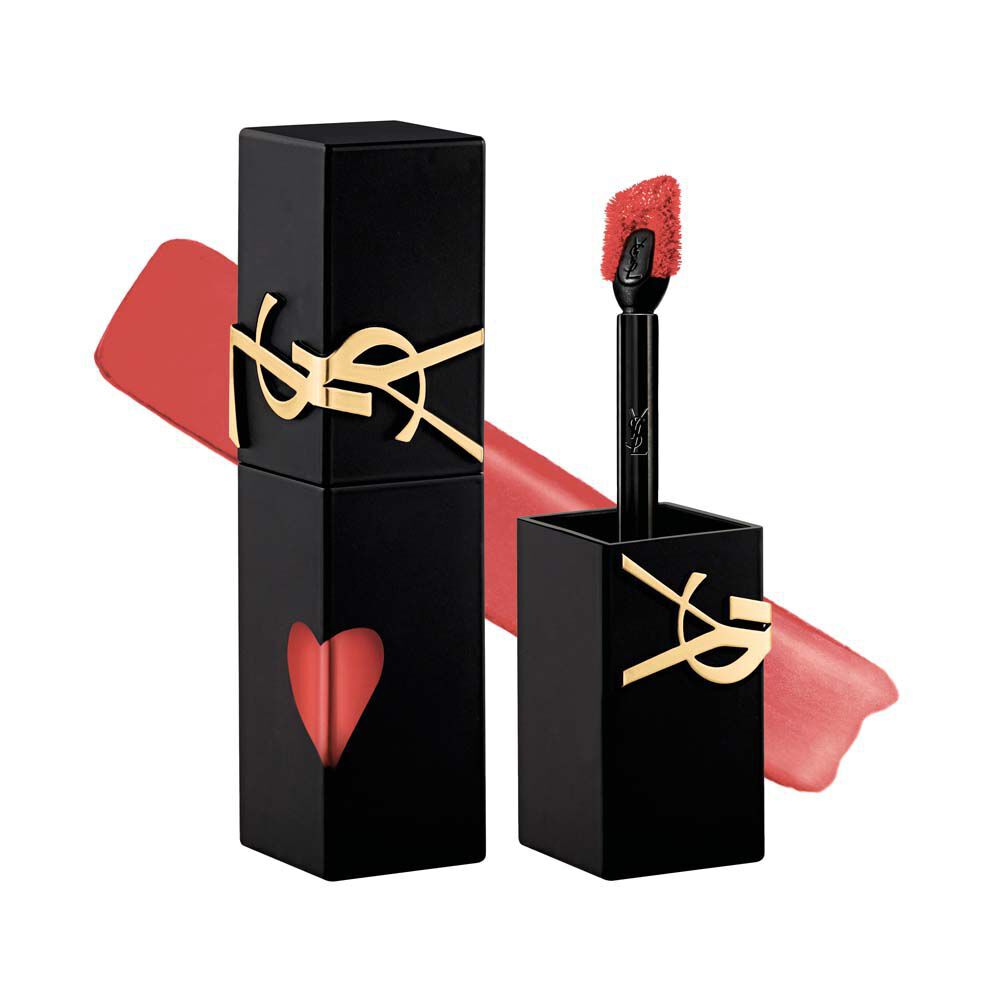 Matte-schwarzes YSL-Lip-Stain-Flaschchen neben seinem abgeschraubten Verschluss und Applikatorpinsel, prasentiert vor einem weich-matten Flussigkeitstextur-Swatch.