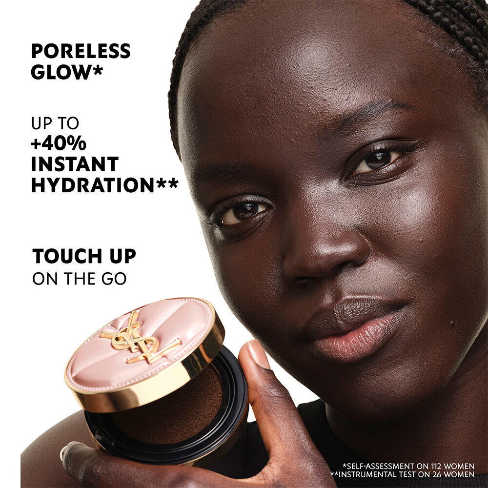 Model mit dunkler Haut halt YSL SKIN AFFAIR SOFT GLOW CUSHION. Makelloser Glow, +40 % Feuchtigkeit und schnelle Touch-ups unterwegs.