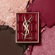 YSL Couture Mini-Clutch-Palette vor einem strukturierten Hintergrund aus schimmernden Lidschattenpigmenten in #1982 Burgundy Millesime.