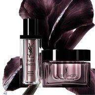 Marije, YSL Beauty Model, mit heller Haut, tragt Pure Shots Youth Reload Cream auf und betont die feuchtigkeitsspendenden Eigenschaften.