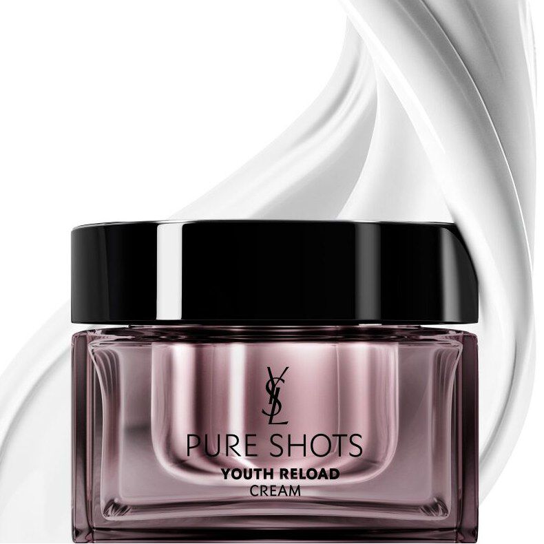 YSL Beauty Pure Shots Youth Reload Cream im Tiegel mit wirbelnder Textur, die glatte, pralle Haut betont.