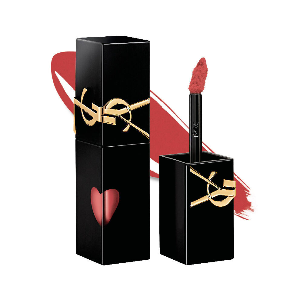Glanzend-schwarzes YSL-Lip-Stain-Flaschchen neben seinem geoffneten Verschluss und Applikatorpinsel, prasentiert vor einem glanzenden Flussigkeitstextur-Swatch.