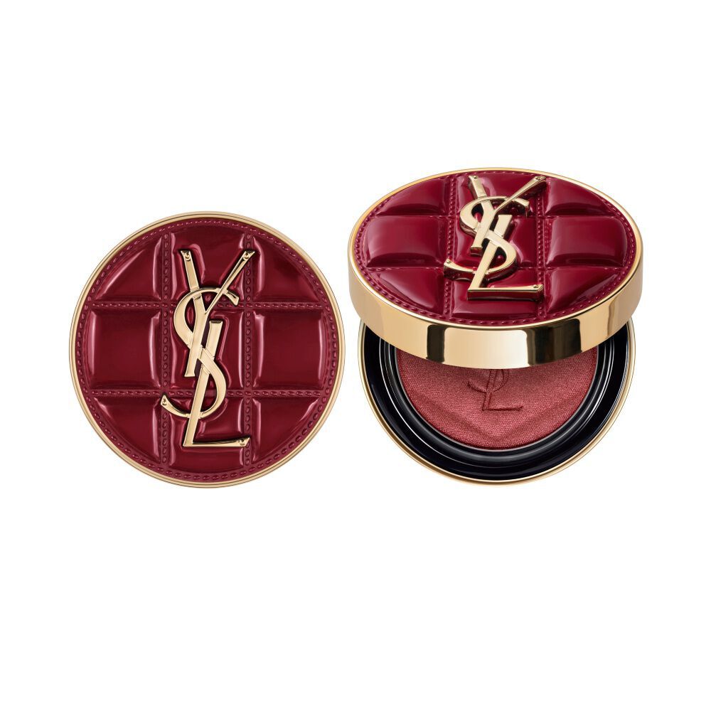 YSL Make me blush Kollektion in kariertem Bordeaux-Lederetui mit goldenem Cassandre-Logo – geschlossen und geoffnet.
