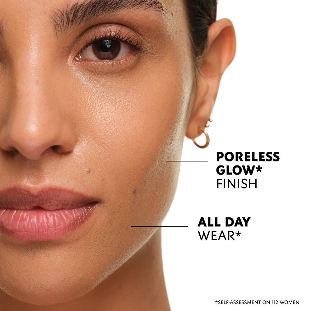 Nahaufnahme von glatter Haut mit Linien, die auf „Poreless Glow* Finish“ und „All Day Wear*“ zeigen. Unterer Text lautet: „*Selbsteinschatzung von 112 Frauen“.