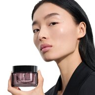 Wen, YSL Beauty Model, halt die Pure Shots Youth Reload Creme und betont die hautformenden Eigenschaften.