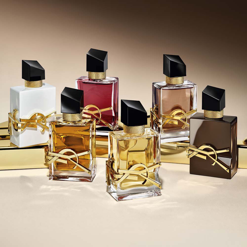 Kollektion der Libre Flakons, darunter das neue glasierte braune Libre Santal Couture.