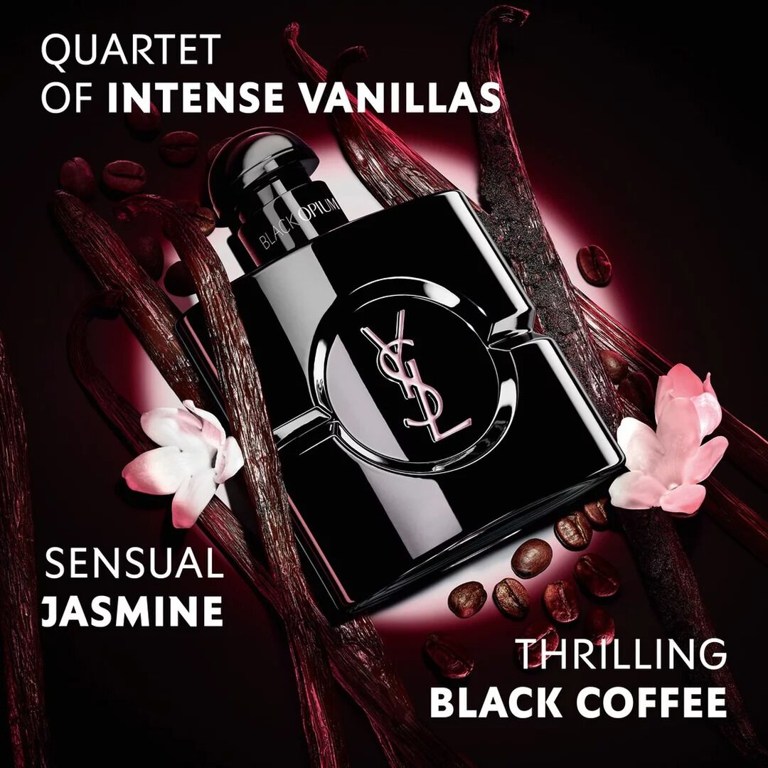 Black Opium Le Parfum Flakon in glanzendem Schwarz, umgeben von dunklen Vanilleschoten und weißem Jasmin mit Produktversprechen.