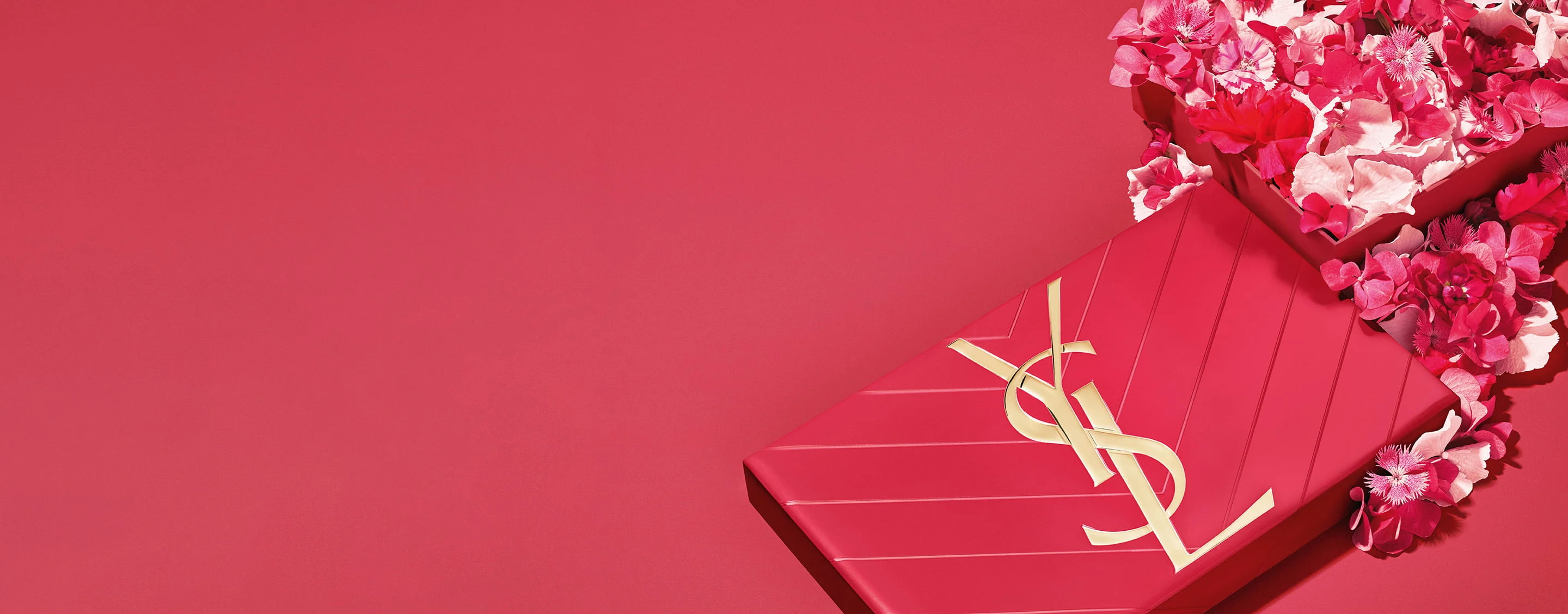 YSL Muttertags-Geschenkset in Rosa, mit dem ikonischen Cassandre-Logo und einer Fülle an zarten, rosafarbenen Blütenakzenten.