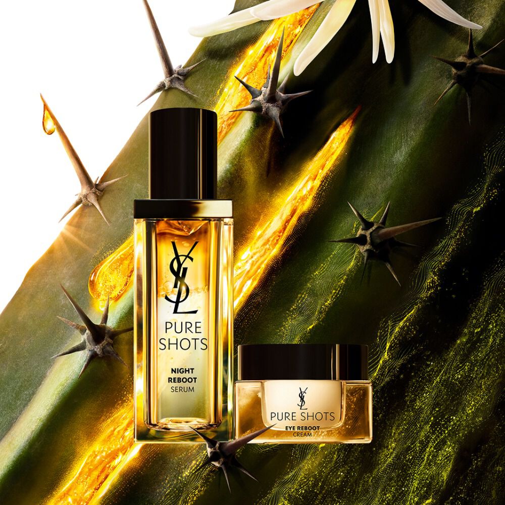 YSL Pure Shots Duo: Night Reboot Serum und Eye Reboot Cream, vor dem Hintergrund der ikonischen Mondlicht-Kaktusblüte.