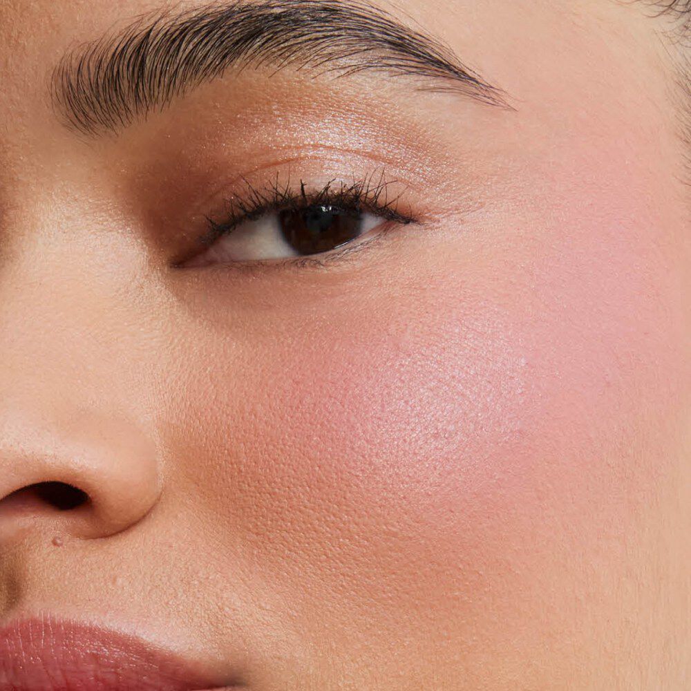 Nahaufnahme einer licht trotzen den Wange: das matte, sanfte Finish von Make Me Blush Powder, Farbton #44, für eine Farbe, die sich aufbauen, verblenden und durchsetzen lässt.