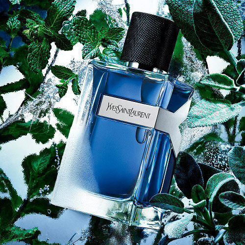 Flakon von YSL Y Eau de Toilette Intense Iced Cologne aus gefrostetem Glas, umgeben von lebendigen Minzblättern und eisigem Wasser.
