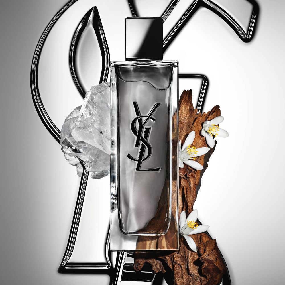 Ansicht von oben auf MYSLF Eau de Toilette Intense Flakons, die auf großen schwarzen 3D-Buchstaben angeordnet sind, die flach auf dem Boden den Schriftzug MYSLF bilden.