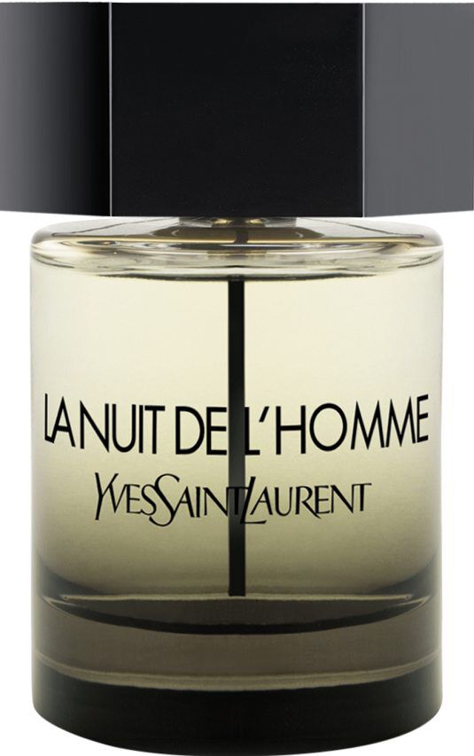 Ein Flakon des Duftes Yves Saint Laurent La Nuit de L'Homme mit klarem Glaskörper, hell bernsteinfarbener Flüssigkeit und einem großen silbernen sechseckigen Verschluss.