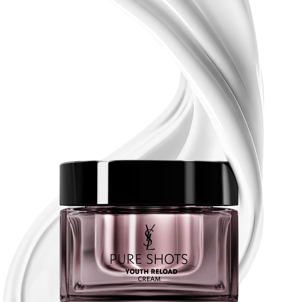 YSL Beauty Pure Shots Youth Reload Cream im Glas, umgeben von einem dynamischen Wirbel seiner luxuriösen Textur.