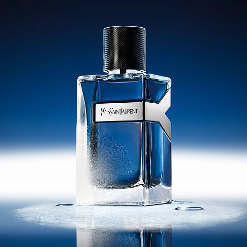 YSL Y Eau de Toilette Intense Iced Cologne 100ml Flakon, gefrostet und mit Wassertropfen bedeckt, spiegelt ein kühl-blaues Ambiente wider.