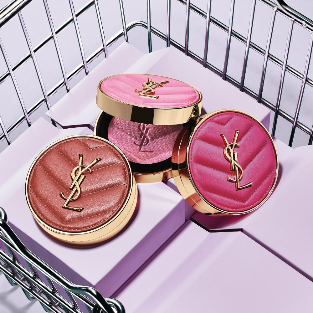 Drei YSL Make Me Blush Puder-Rouge in den Nuancen 10, 12 und 66, präsentiert auf violetten Blöcken.