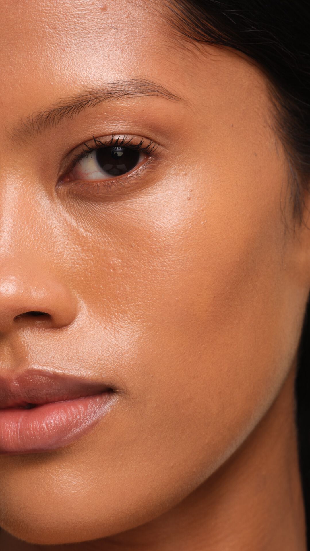 Leuchtender Glow auf mittlerer Haut mit YSL SKIN AFFAIR FOUNDATION. Nahaufnahme des atmungsaktiven und strahlenden Second-Skin-Finish.