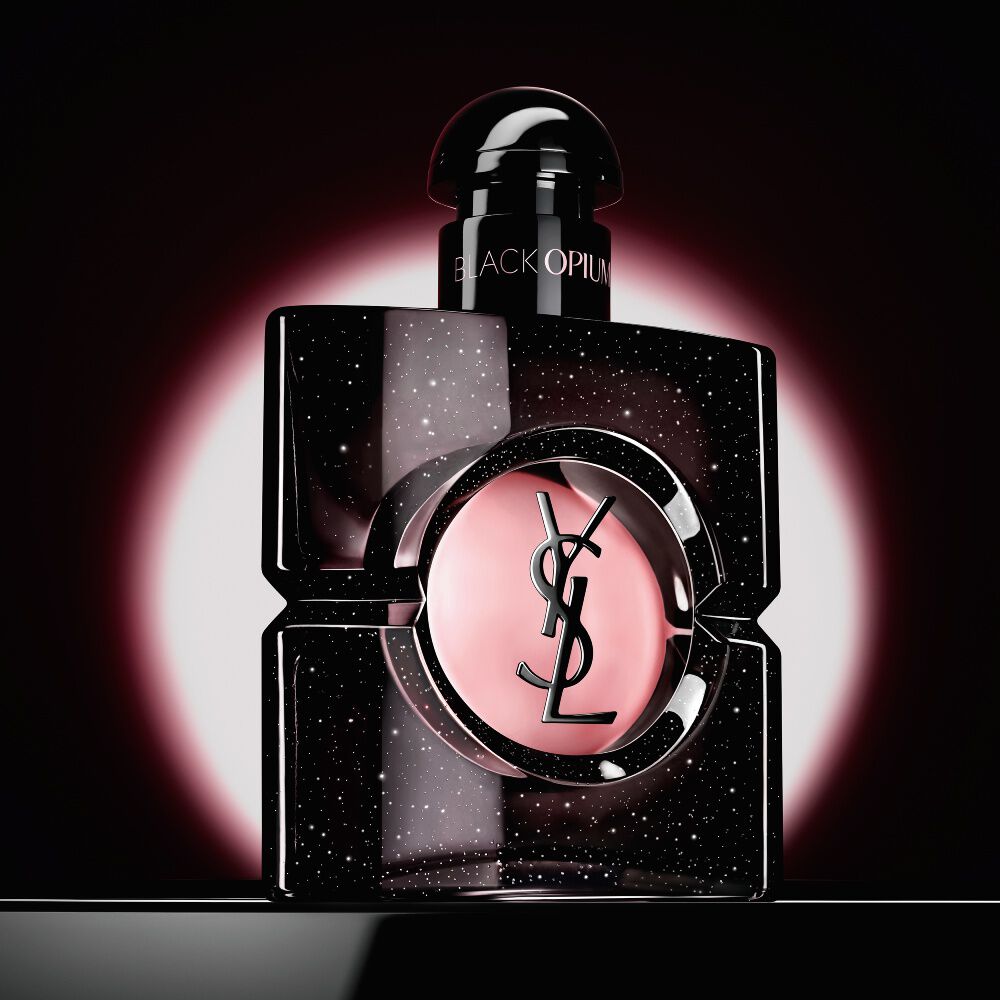 Black Opium Eau de Parfum Flakon, akzentuiert durch ein rosafarbenes, kreisförmiges Leuchten auf dunklem Hintergrund.