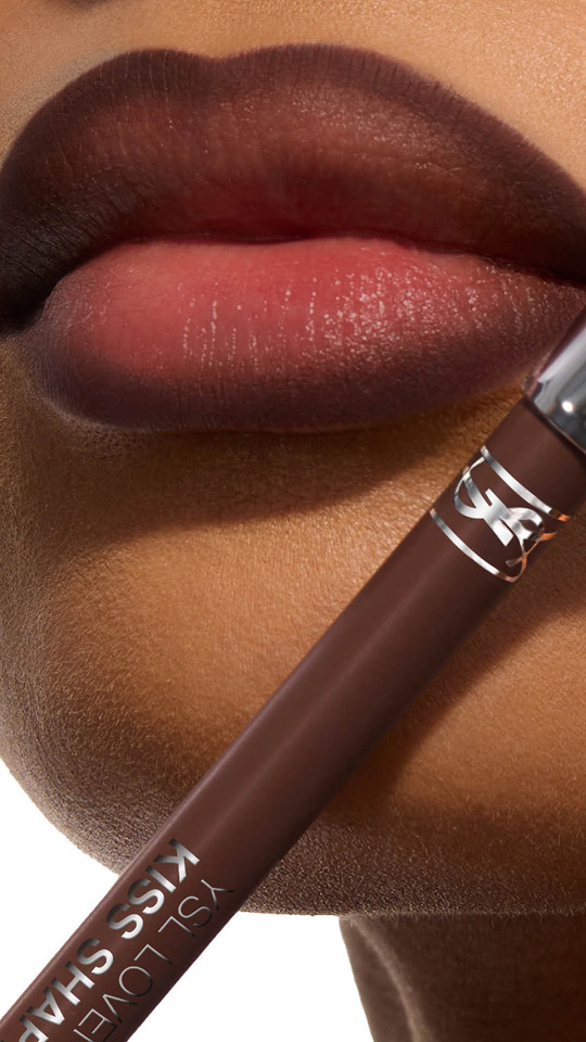 Vertikale Nahaufnahme von braunen Ombré-Lippen mit einem passenden YSL Kiss Shaper Lippenkonturenstift.