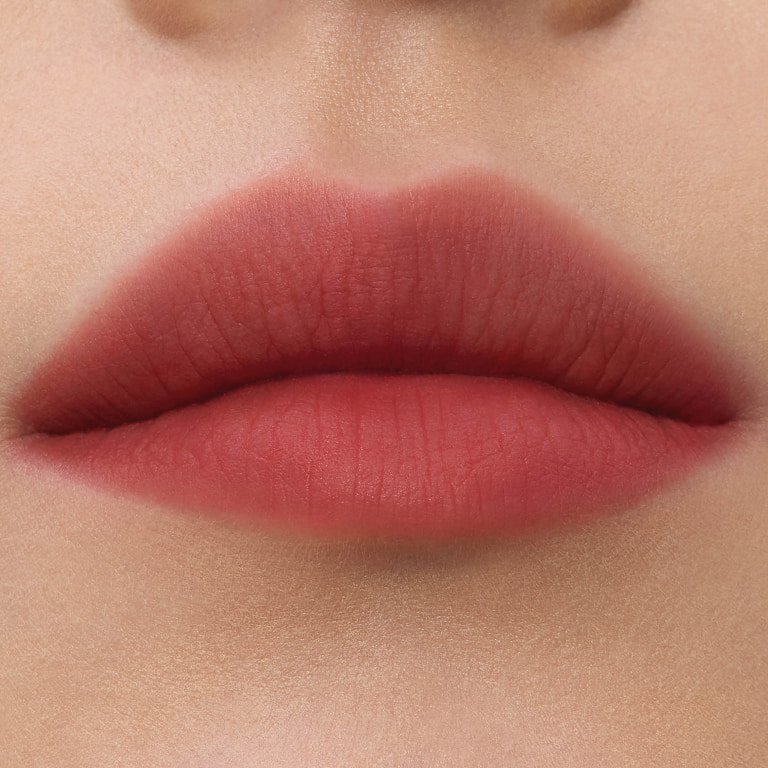 Nahaufnahme der Lippen-Applikation von YSL Smoked Blur Color Stains im Farbton #238 Rose Call.