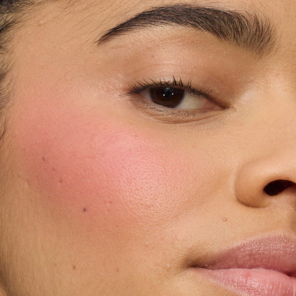 Nahaufnahme einer zeitlosen Wange: das ultra-kremige Finish des YSL Make Me Blush Lifted Glow Cream Blush, Farbton #44 Nude Lavallière, für einen Glow, der sich entfaltet und fasziniert.